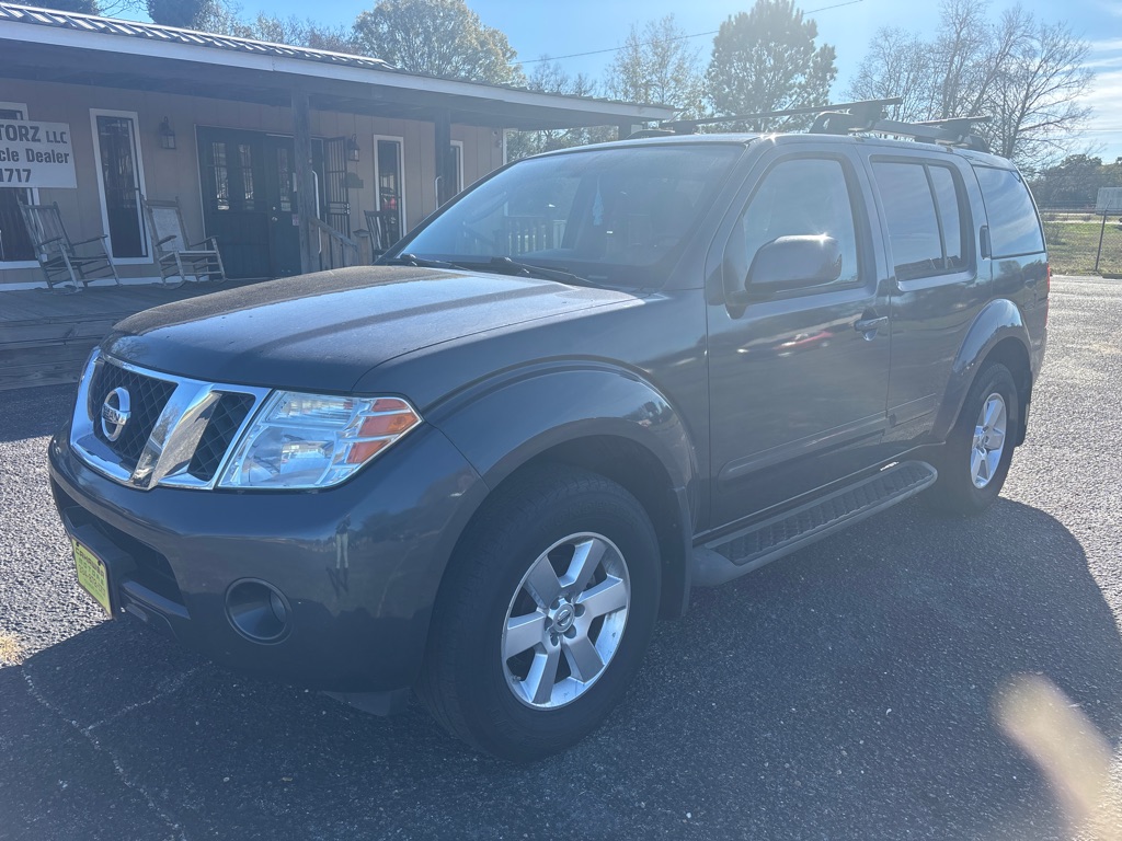 2010 Nissan Pathfinder SE's photo